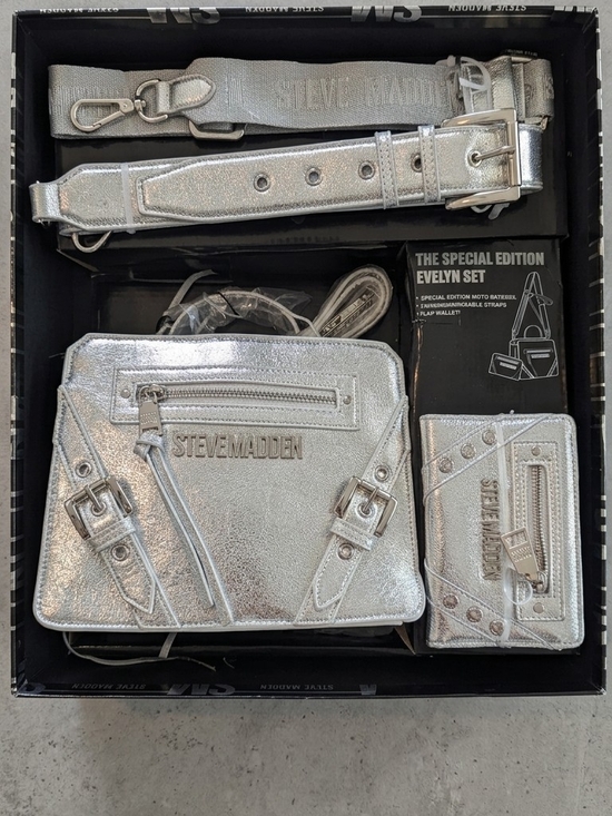 Steve Madden Handbags - Steve Madden Silver Metallic Evelyn Crossbody Set